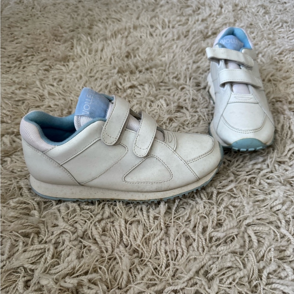 Vintage Volleys sport Sneakers Kids Juniors size 7.5. Women size 6 White Velcro